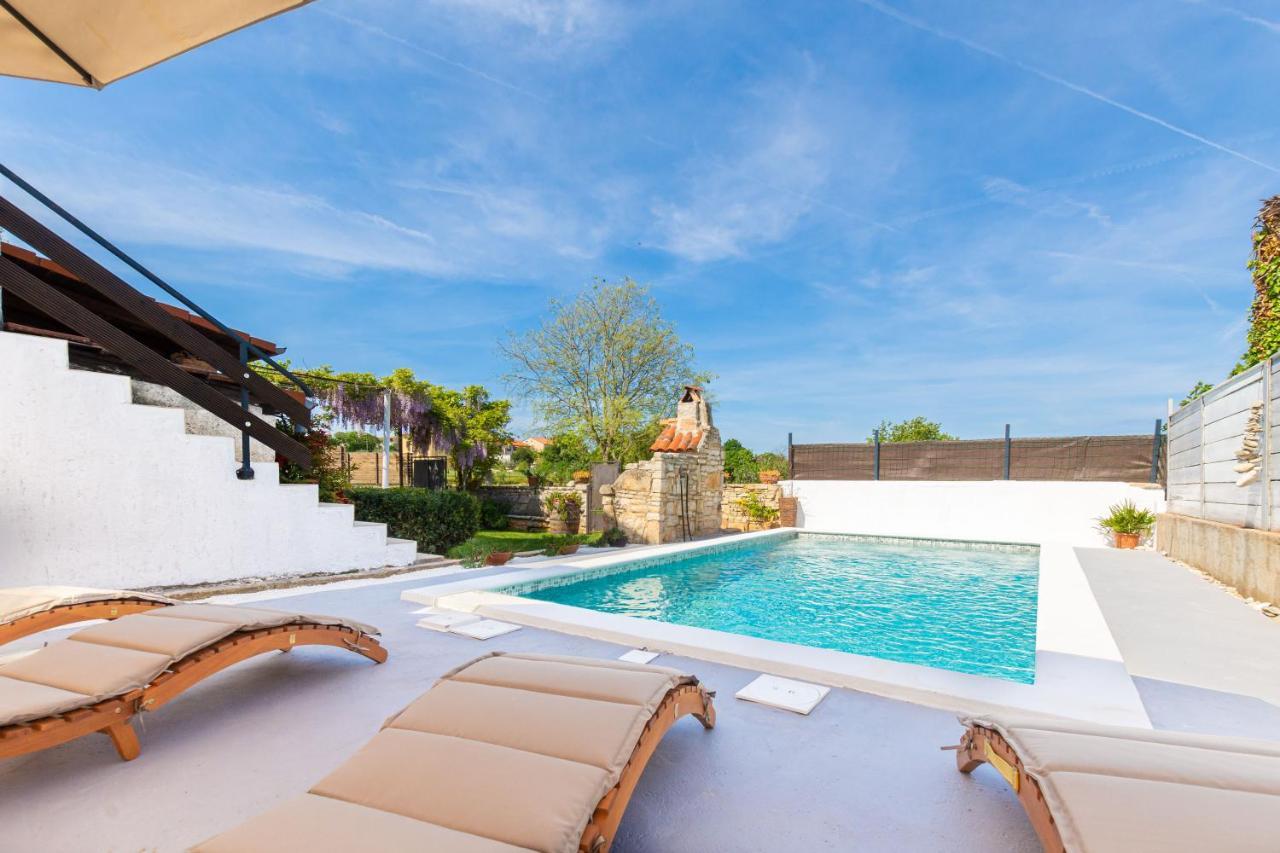 Apartment Adriana On Peaceful Location With Pool Pula Ngoại thất bức ảnh