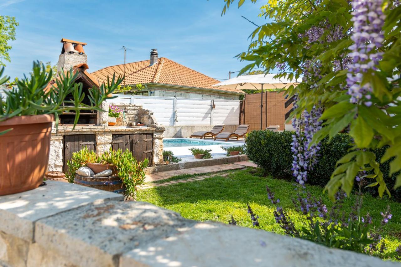 Apartment Adriana On Peaceful Location With Pool Pula Ngoại thất bức ảnh