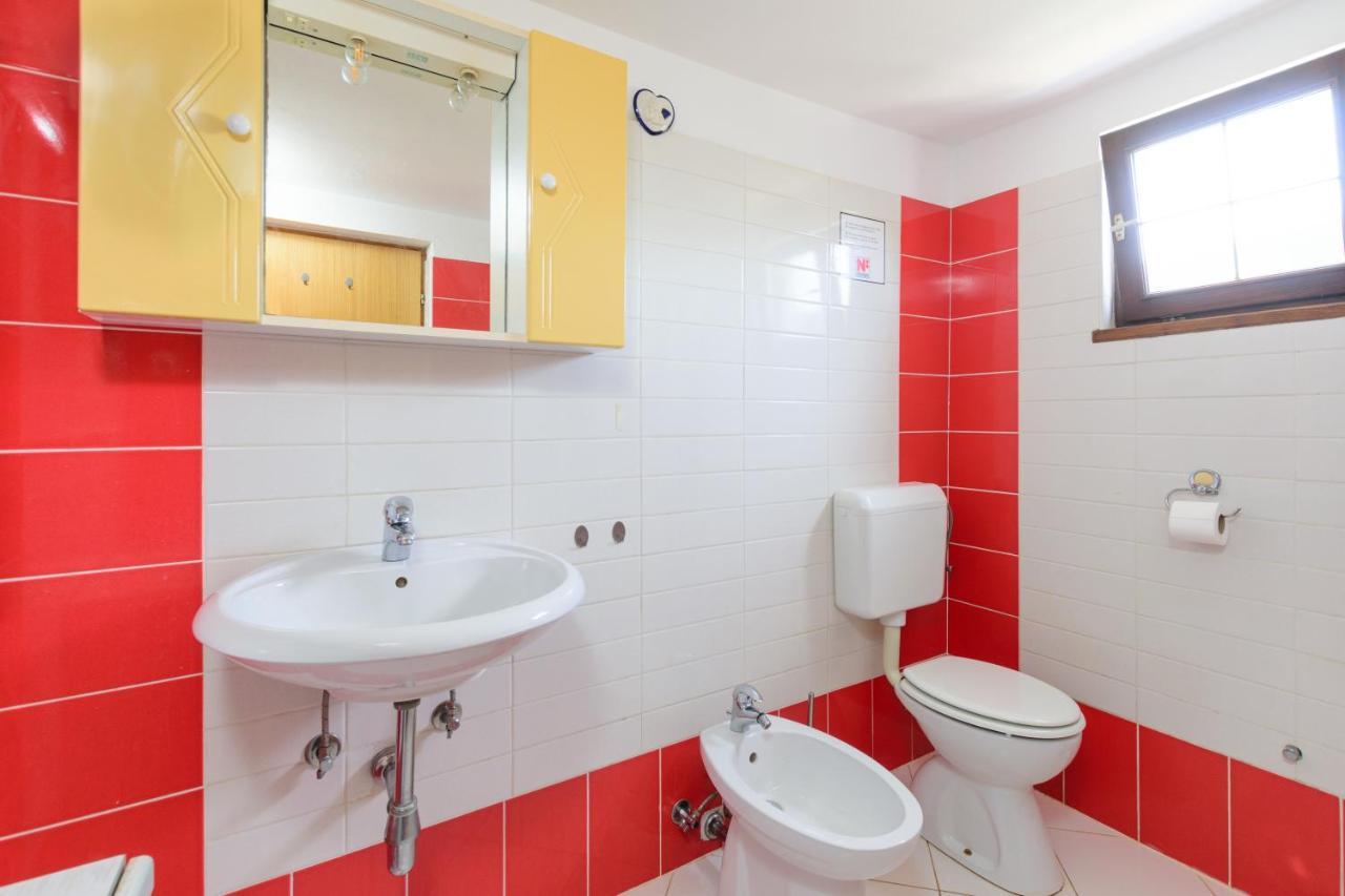 Apartment Adriana On Peaceful Location With Pool Pula Ngoại thất bức ảnh