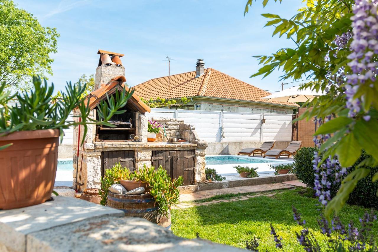 Apartment Adriana On Peaceful Location With Pool Pula Ngoại thất bức ảnh